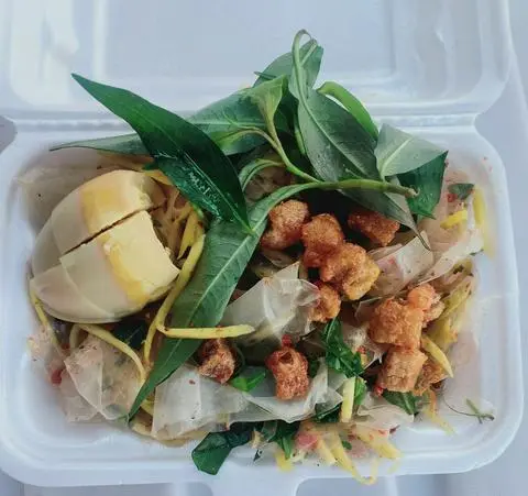 Hình ảnh bánh tráng trộn trứng gà vữa hoặc trứng cút 