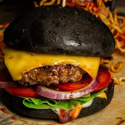 Hình ảnh Burger Gà Giòn Trứng Phô Mai Than Tre