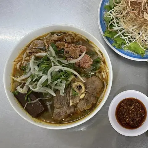 Hình ảnh Bún bò giò - tái