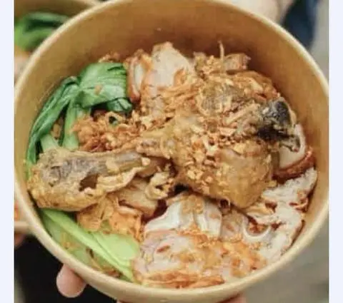 Hình ảnh Mì Trộn Đùi Gà Sốt Mắm Tỏi