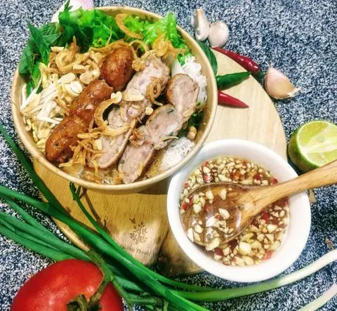 Hình ảnh BXX Bún Trộn Xúc Xích Đức Xông Khói - Mắm tỏi ớt chua ngọt