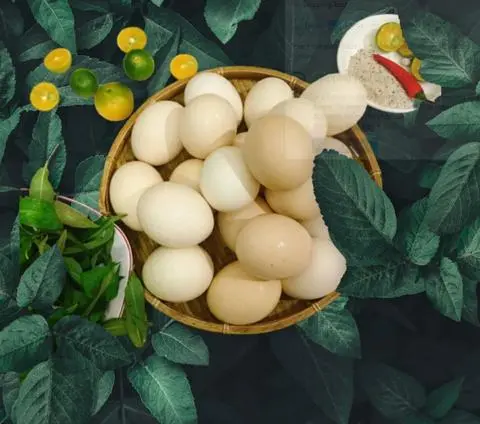 Hình ảnh Trứng gà ta luộc - 3 trứng