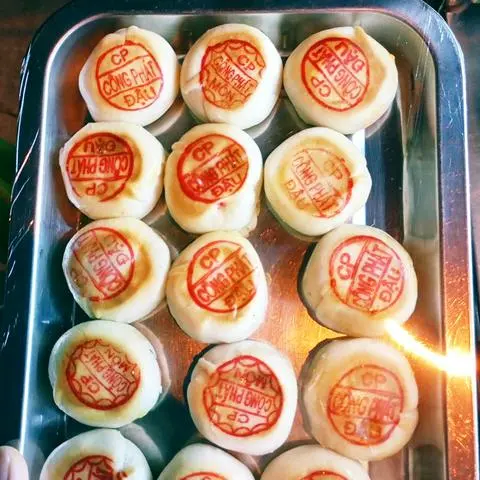 Hình ảnh Bánh pía ngẫu nhiên đậu - môn