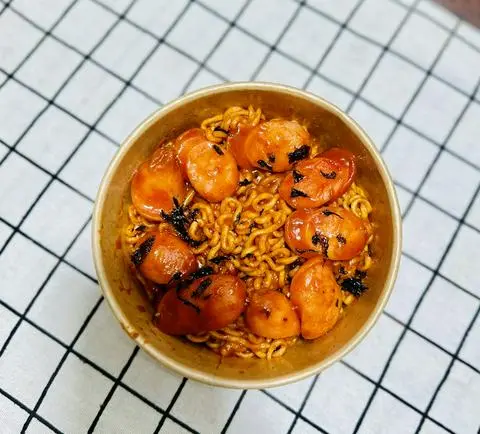 Hình ảnh Mì trộn sốt cay xúc xích