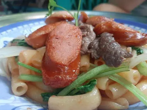 Hình ảnh Nui Xào Bò + Xúc Xích
