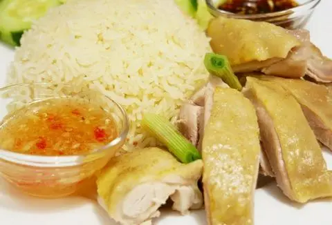 Hình ảnh cơm gà ta luộc + trứng đập vào chiên chung với cơm