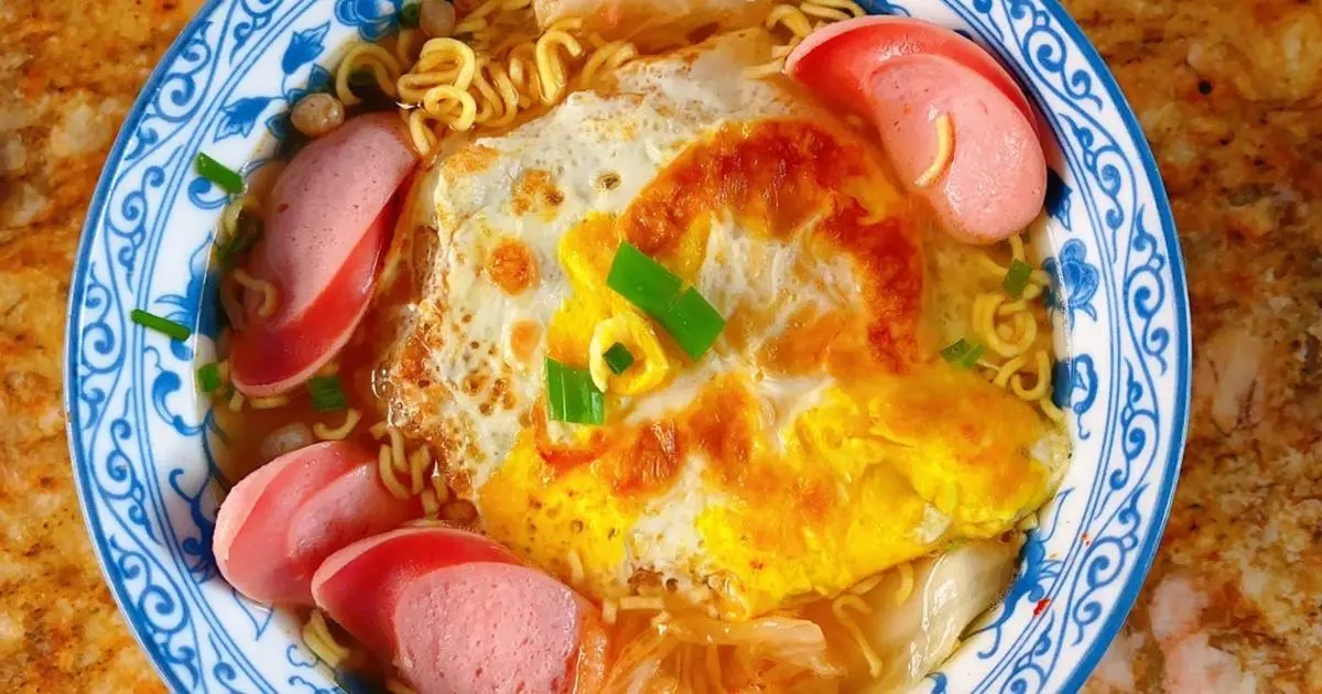 Hình ảnh Mì trộn cay phô mai trứng xúc xích