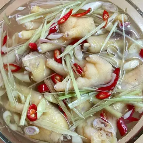 Hình ảnh Chân Gà Rút Xương Muối Sả Ớt (hộp nhỏ)
