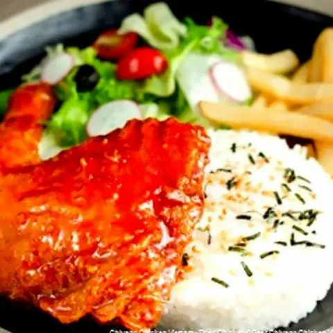 Hình ảnh Gà rán xốt cay + cơm + khoai tây + salad