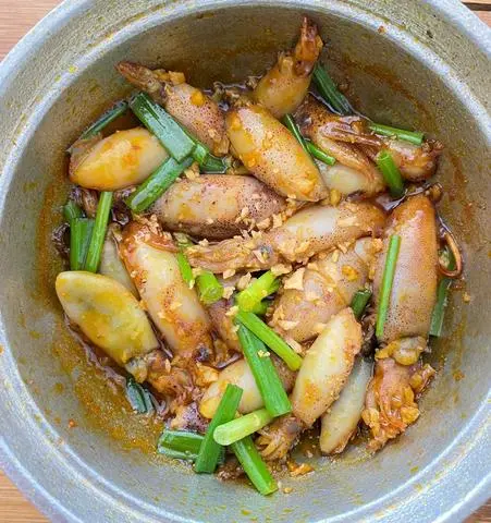 Hình ảnh Cơm đĩa mực rim tiêu