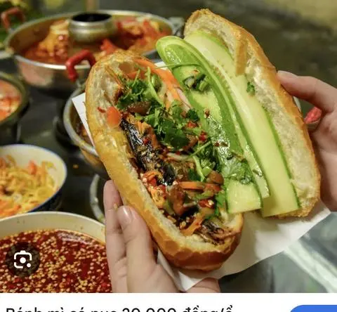 Hình ảnh Bánh mì cá hộp