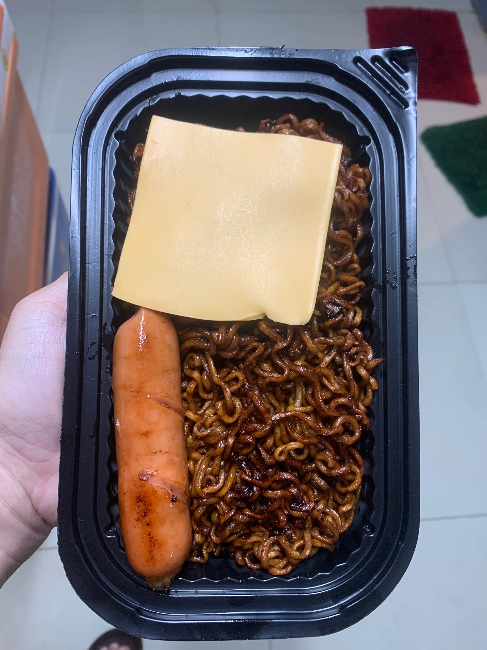 Hình ảnh Mì tương đen Xúc xích & trứng