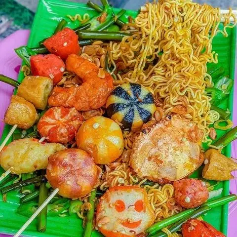 Hình ảnh Mì xào cá viên chiên sốt Mắm tỏi 