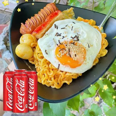 Hình ảnh “Carbonara Kiểu Mới: Cay – Béo – Đầy Topping – Có Coca Chống Ngấy!”