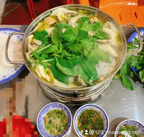 Hình ảnh Lẩu gà lá é nhỏ