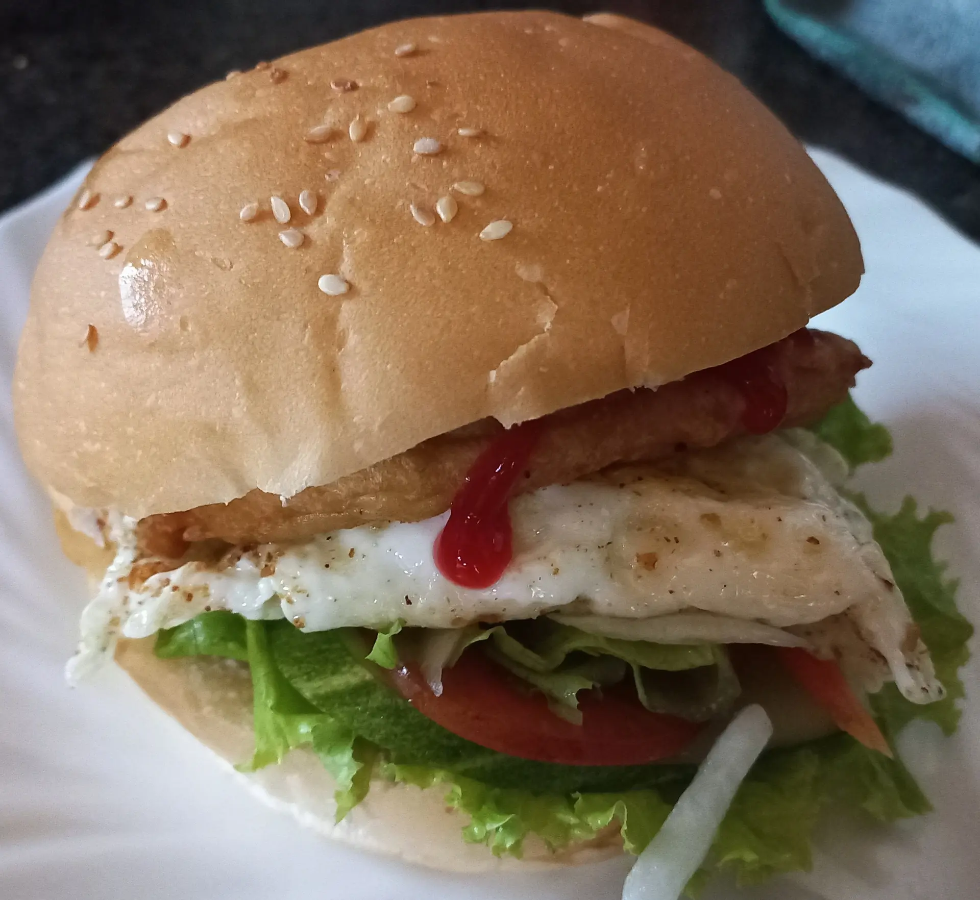 Hình ảnh Hamburger chả cá - trứng