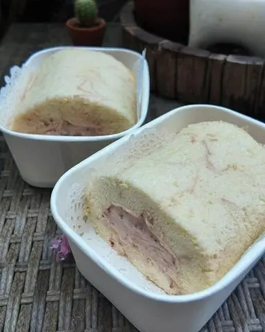 Hình ảnh Bánh bông lan cuộn kem dâu hữu cơ