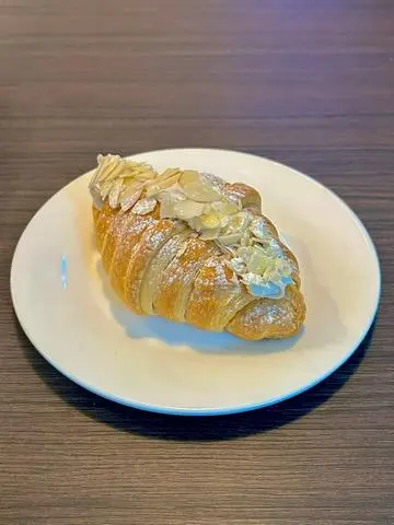 Hình ảnh Croissant Choco Caphe Hạnh Nhân