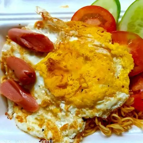 Hình ảnh Mì trộn xúc xích trứng