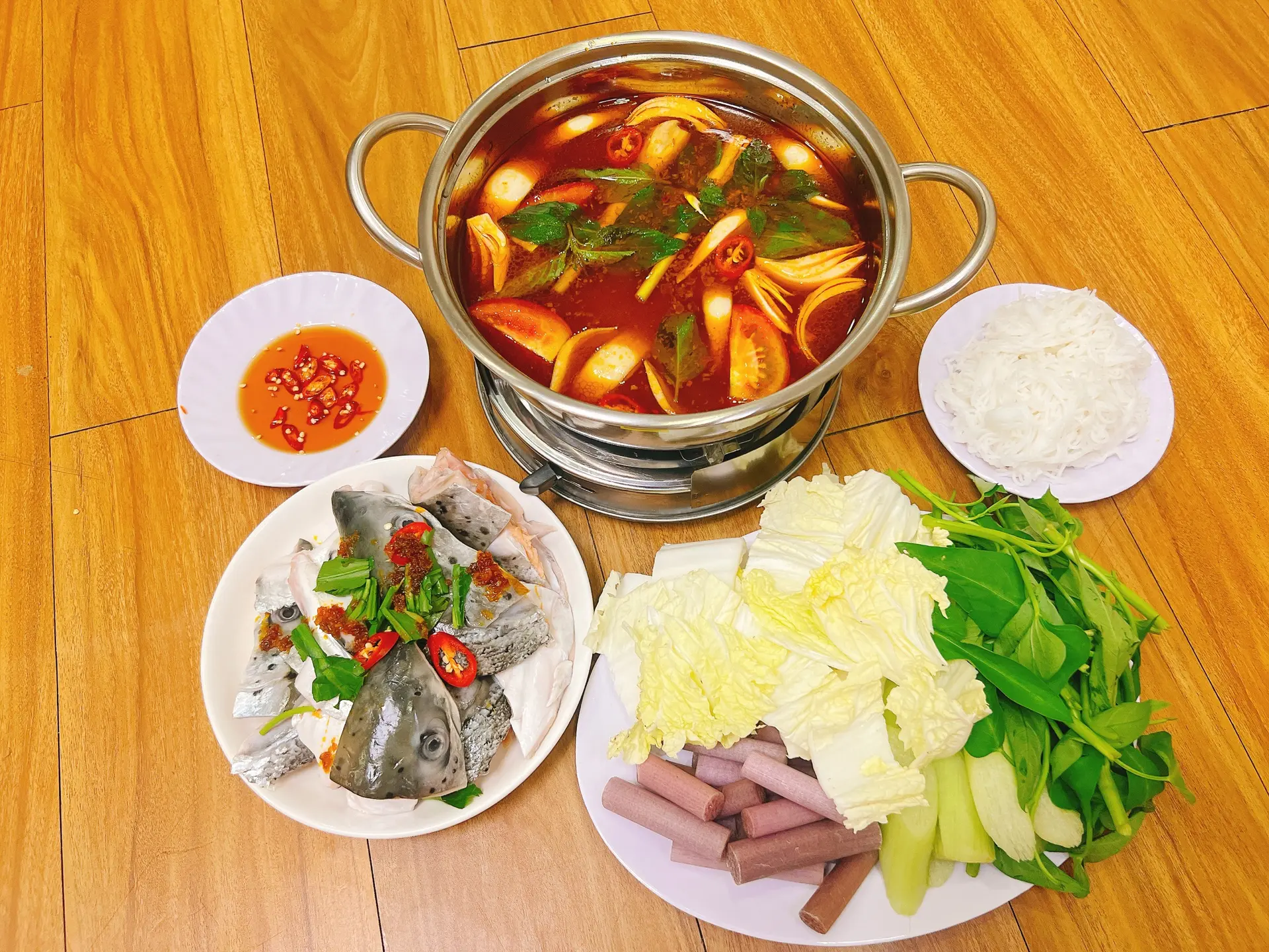 Hình ảnh Lẩu Đầu Cá Hồi Vừa ( Lẩu 2 - 3 Người , ComBo Rau Bún Mắm Nhĩ Free )
