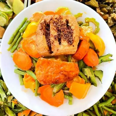 Hình ảnh cơm đậu hủ chiên sả + chả chén 1/2 miếng 