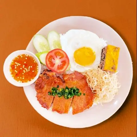 Hình ảnh CƠM SƯỜN + BI+ CHẢ+ TRỨNG ỐP LA