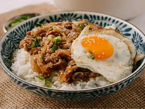 Hình ảnh CƠM THỊT BÒ XÀO+TRỨNG ỐP LA 