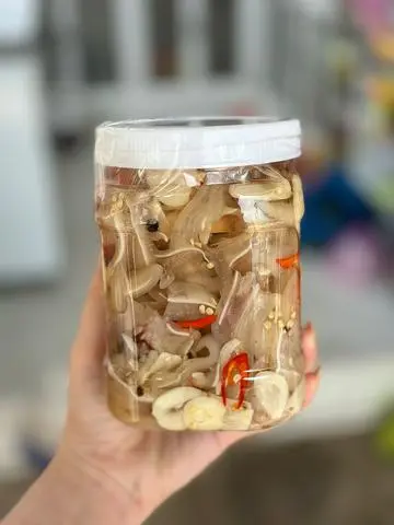 Hình ảnh Tai heo ngâm chua ngọt
