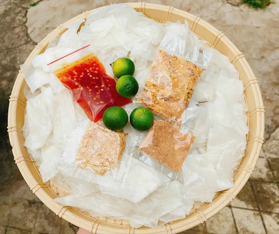 Hình ảnh Bánh tráng phơi sương chấm sốt sate tắc