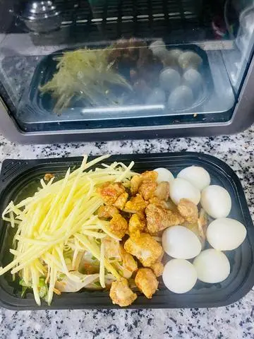 Hình ảnh Bánh tráng trộn trứng cút 