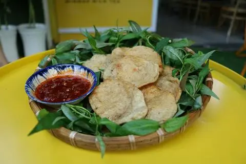 Hình ảnh chả cá mỏng cuộn rau răm 