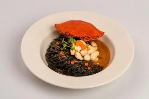 Hình ảnh Squid ink crab spaghetti with tobiko