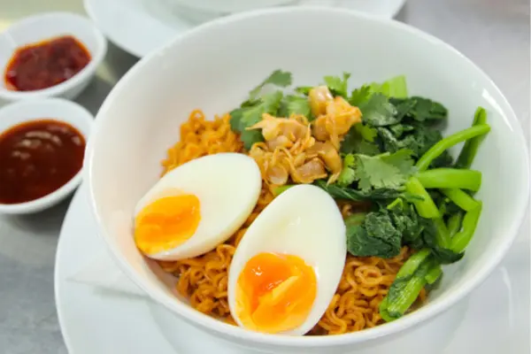 Hình ảnh Mì trộn xá xíu trứng lòng đào