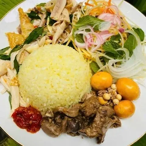 Hình ảnh Cơm Gà Xé Trứng Non
