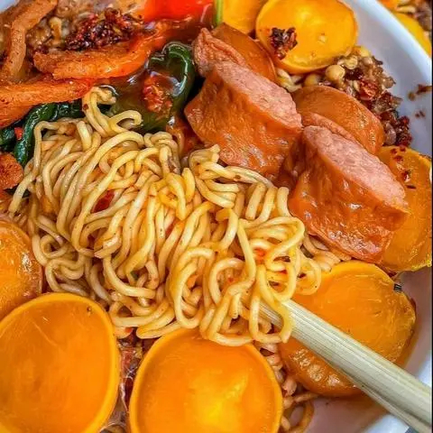 Hình ảnh MÌ TRỨNG NON Xúc Xích tóp mỡ giòn