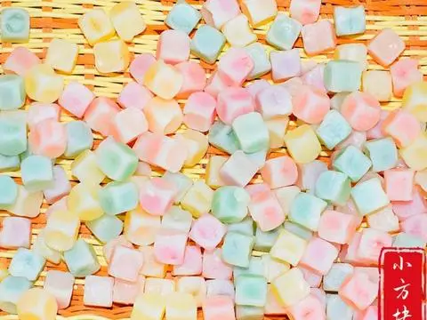 Hình ảnh 10 viên kẹo sáp hình xí ngầu đủ màu