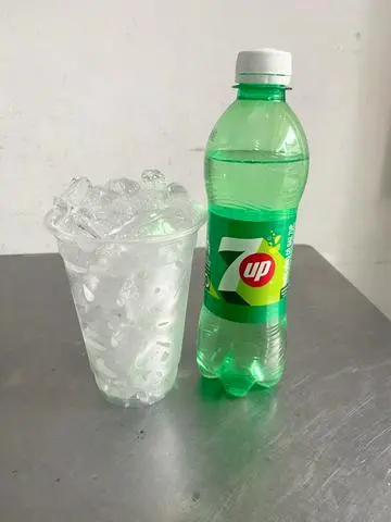 Hình ảnh 7UP KÈM LY ĐÁ