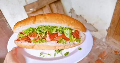 Hình ảnh Bánh mì xúc xích
