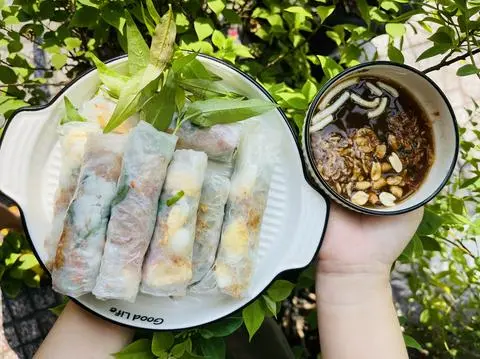 Hình ảnh Bánh Tráng Cuốn Sốt Bơ Me