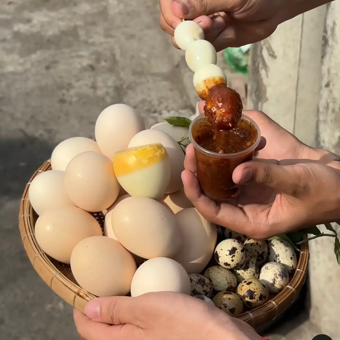 Hình ảnh Trứng Chấm Sốt Mỡ Hành Tỏi (Không Bánh Tráng)