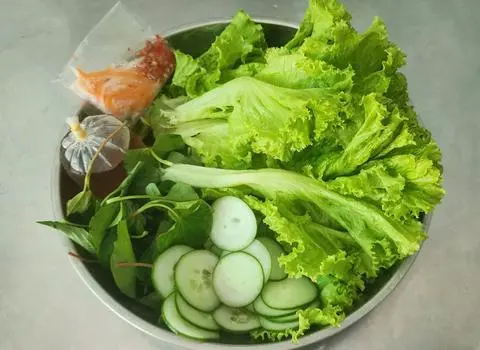 Hình ảnh Combo rau sống, bánh tráng cuốn và nước mắm chay Phước Lạc