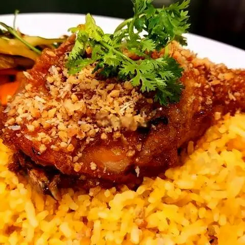 Hình ảnh Cơm Đùi Gà Bơ Tỏi