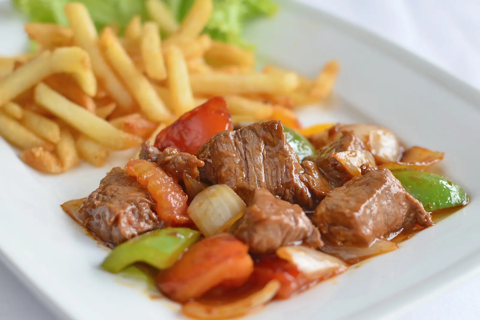 Hình ảnh chảo bò lúc lắc khoai tây trứng ốp bánh mì