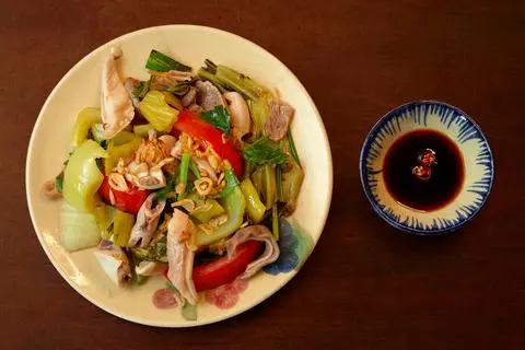 Hình ảnh Lòng lợn xào dưa chua