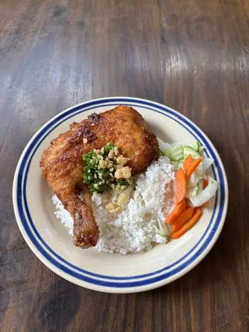 Hình ảnh Cơm đùi gà chiên nước mắm