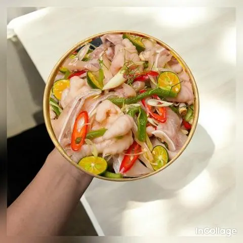 Hình ảnh chân gà rút xương mix tai heo ( ngâm sả tắc )
