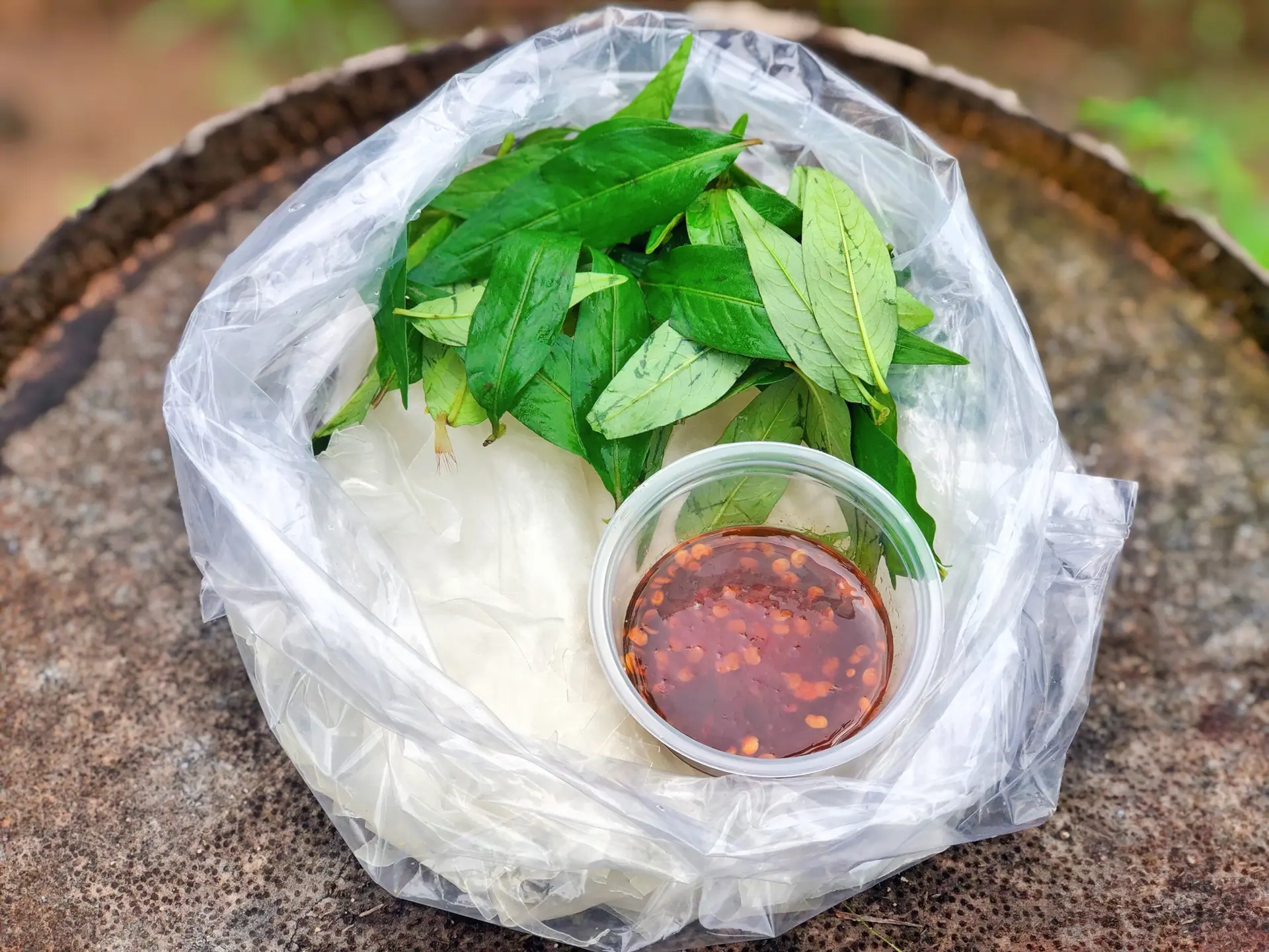 Hình ảnh Bánh Tráng Chấm Sốt Me Rau Răm