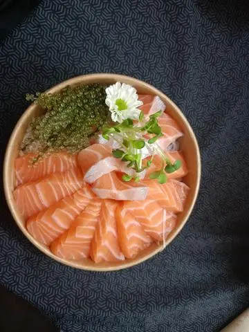 Hình ảnh Sashimi cá hồi - 200gr (12-14 miếng)
