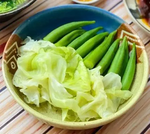 Hình ảnh Rau luộc thập cẩm (bắp cải + đậu bắp)