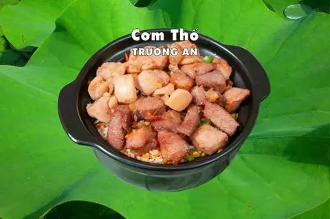 Hình ảnh Cơm thố gà - xá xíu
